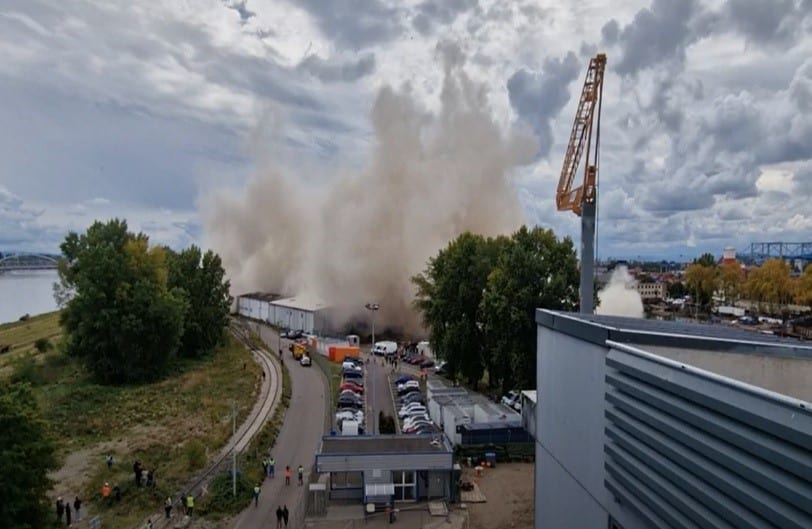 démolition par explosion d'un silo à grain en ville - poussières