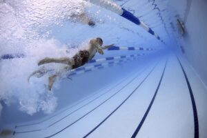 Photo d'un nageur sous l'eau dans un bassin de piscine