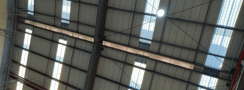 Photo d'un aérateur statique de toiture vu de l'intérieur du bâtiment