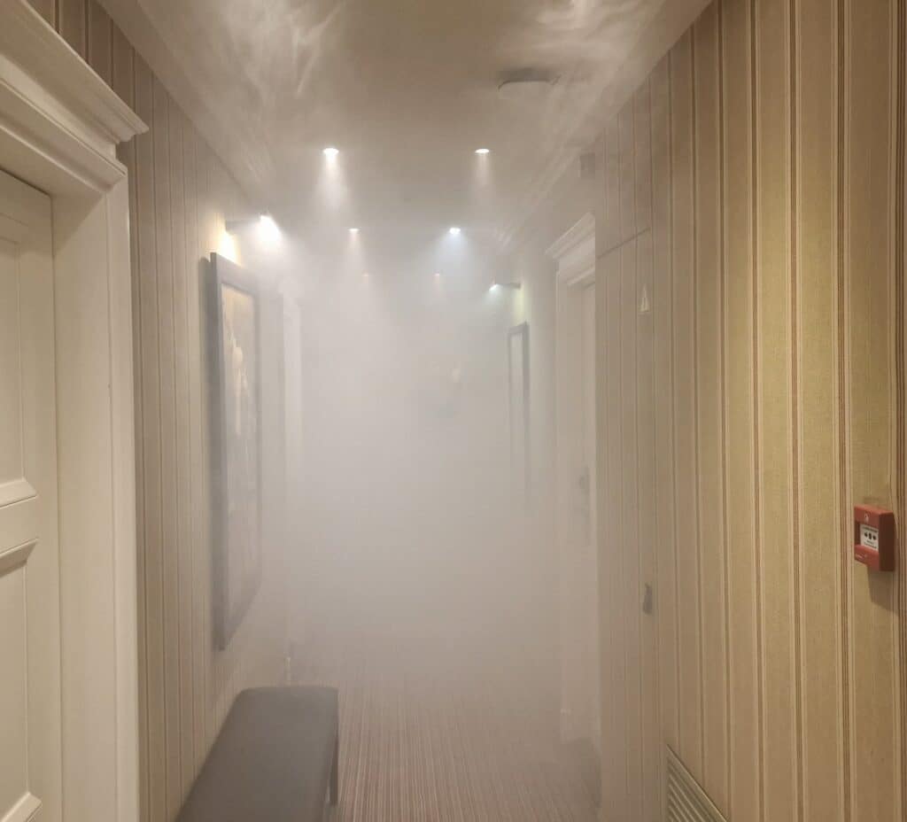 Photo de la perte de visibilité dans un couloir d'hôtel lors d'un incendie - désenfumage et fumée