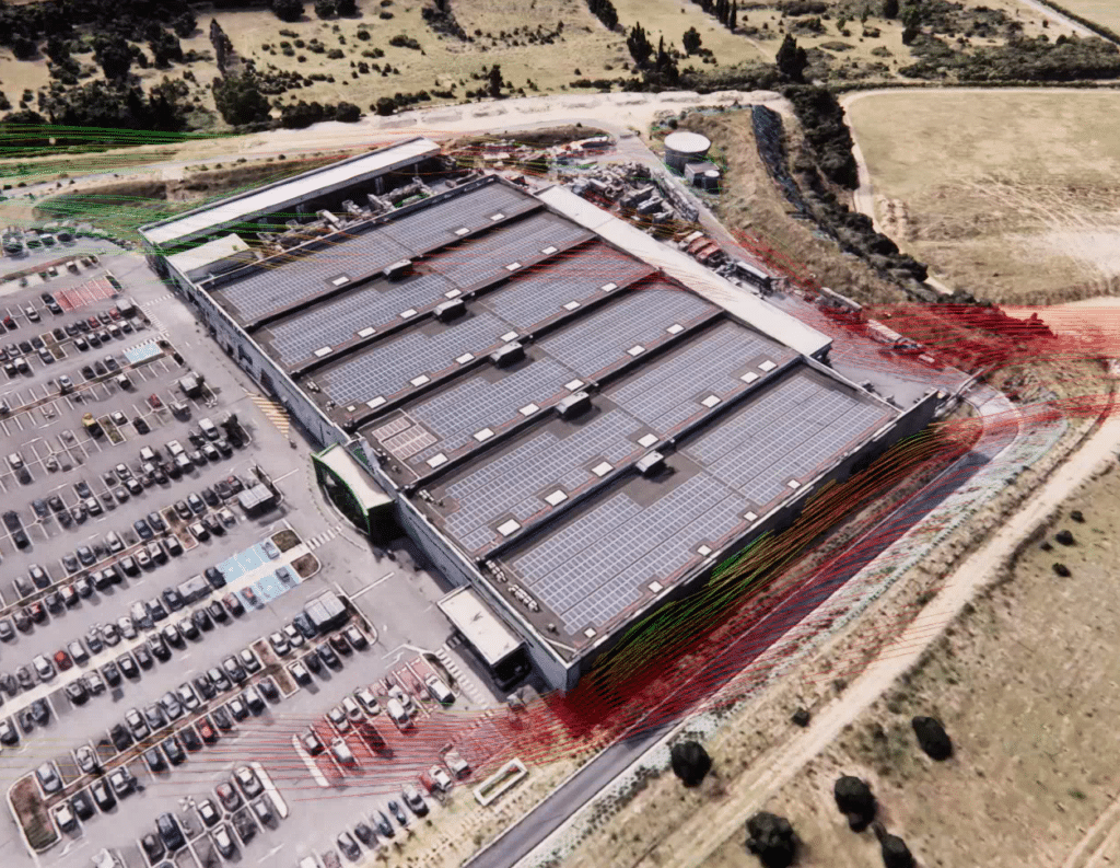 Simulación CFD: Mapa de velocidad del viento de un emplazamiento comercial desde una vista aérea: Evaluación del riesgo eólico y comodidad para los peatones.